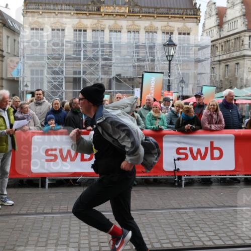 05.10.2025 - 20. swb-Marathon Bremen Yannick Fuchs http://msf.ph/oto/9262496 05.10.2025 11:22:35 Ziel 9513, 10700 meine-sportfotos.de