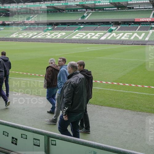 05.10.2025 - 20. swb-Marathon Bremen Michael Burmester http://msf.ph/oto/9262504 05.10.2025 11:29:20 Laufen im Stadion  meine-sportfotos.de