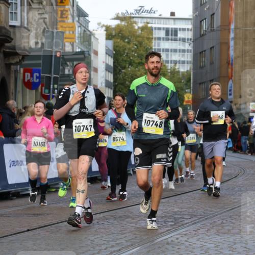 05.10.2025 - 20. swb-Marathon Bremen Strokosch-Dieckow http://msf.ph/oto/9262506 05.10.2025 11:06:43 Ziel 9605, 9826, 10001, 10148, 10168, 10239, 10498, 10747, 10748, 10937, 11414, 11565, 11605, 11721, 11746, 11747 meine-sportfotos.de