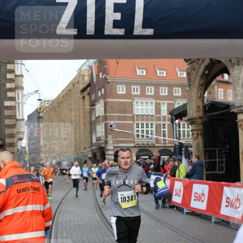 05.10.2025 - 20. swb-Marathon Bremen Yannick Fuchs http://msf.ph/oto/9262513 05.10.2025 10:49:36 Ziel 9206, 9233, 9435, 9555, 9708, 10118, 10381, 10519, 10673, 11319, 11487, 11672 meine-sportfotos.de