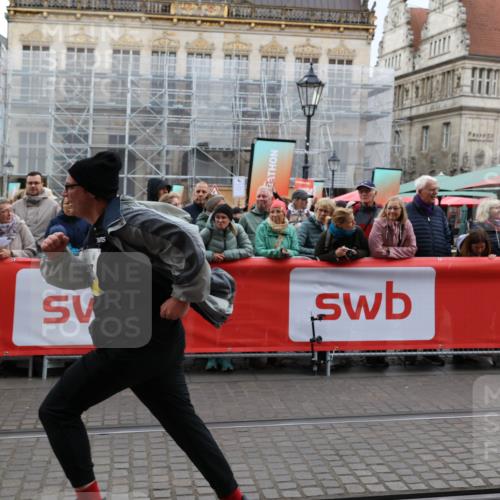 05.10.2025 - 20. swb-Marathon Bremen Yannick Fuchs http://msf.ph/oto/9262515 05.10.2025 11:22:35 Ziel 9513, 10700 meine-sportfotos.de