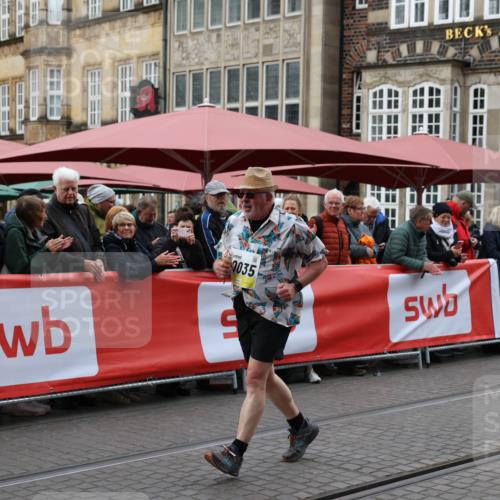 05.10.2025 - 20. swb-Marathon Bremen Yannick Fuchs http://msf.ph/oto/9262518 05.10.2025 11:22:36 Ziel 9513 meine-sportfotos.de