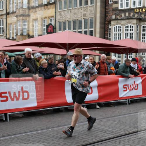 05.10.2025 - 20. swb-Marathon Bremen Yannick Fuchs http://msf.ph/oto/9262525 05.10.2025 11:22:36 Ziel 9513 meine-sportfotos.de