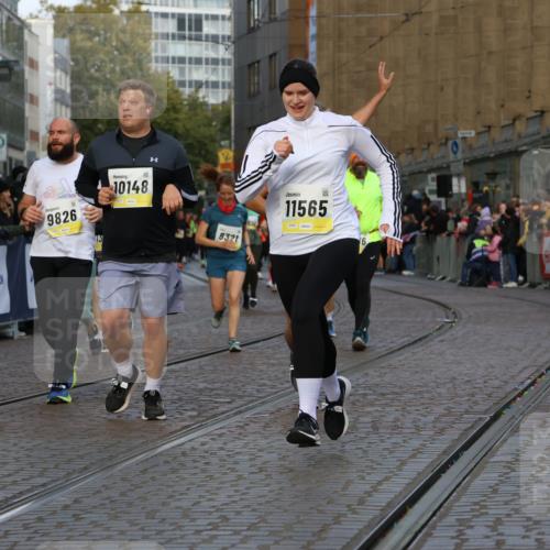 05.10.2025 - 20. swb-Marathon Bremen Strokosch-Dieckow http://msf.ph/oto/9262530 05.10.2025 11:06:47 Ziel 8574, 9321, 9605, 9826, 9942, 9976, 10001, 10148, 10168, 10498, 10580, 10747, 10748, 10937, 11355, 11389, 11414, 11497, 11565 meine-sportfotos.de