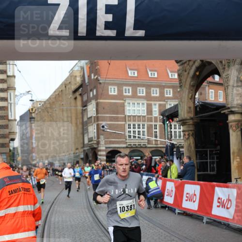 05.10.2025 - 20. swb-Marathon Bremen Yannick Fuchs http://msf.ph/oto/9262532 05.10.2025 10:49:36 Ziel 9206, 9233, 9435, 9555, 9708, 10118, 10381, 10519, 10673, 11319, 11487, 11672 meine-sportfotos.de