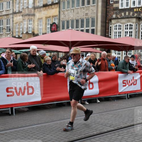 05.10.2025 - 20. swb-Marathon Bremen Yannick Fuchs http://msf.ph/oto/9262533 05.10.2025 11:22:36 Ziel 9513 meine-sportfotos.de
