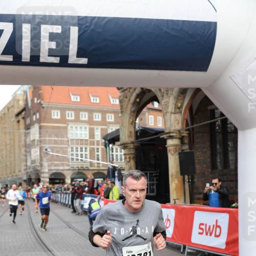 05.10.2025 - 20. swb-Marathon Bremen Yannick Fuchs http://msf.ph/oto/9262552 05.10.2025 10:49:36 Ziel 9206, 9233, 9435, 9555, 9708, 10118, 10381, 10519, 10673, 11319, 11487, 11672 meine-sportfotos.de