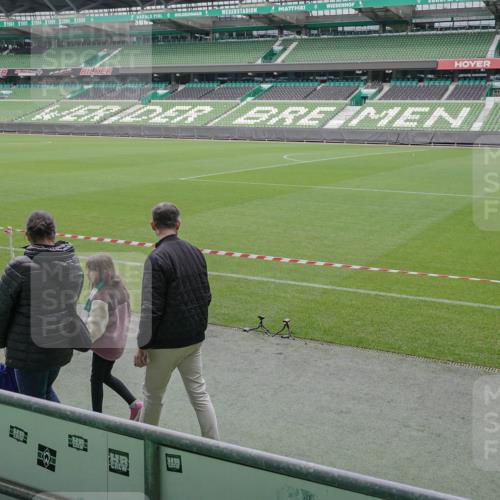 05.10.2025 - 20. swb-Marathon Bremen Michael Burmester http://msf.ph/oto/9262554 05.10.2025 11:29:28 Laufen im Stadion  meine-sportfotos.de