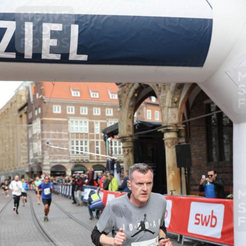 05.10.2025 - 20. swb-Marathon Bremen Yannick Fuchs http://msf.ph/oto/9262557 05.10.2025 10:49:37 Ziel 9233, 9435, 9555, 9626, 9627, 10118, 10381, 10519, 10673, 10888, 11319, 11487, 11579, 11672 meine-sportfotos.de