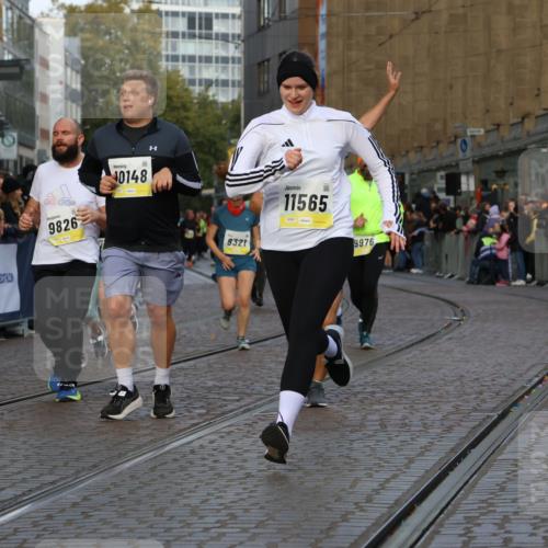 05.10.2025 - 20. swb-Marathon Bremen Strokosch-Dieckow http://msf.ph/oto/9262560 05.10.2025 11:06:47 Ziel 8574, 9321, 9605, 9826, 9942, 9976, 10001, 10148, 10168, 10498, 10580, 10747, 10748, 10937, 11355, 11389, 11414, 11497, 11565 meine-sportfotos.de