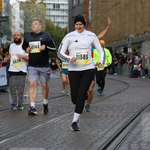 05.10.2025 - 20. swb-Marathon Bremen Strokosch-Dieckow http://msf.ph/oto/9262586 05.10.2025 11:06:47 Ziel 8574, 9321, 9605, 9826, 9942, 9976, 10001, 10148, 10168, 10498, 10580, 10747, 10748, 10937, 11355, 11389, 11414, 11497, 11565 meine-sportfotos.de