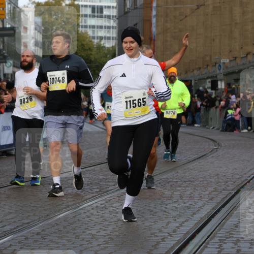 05.10.2025 - 20. swb-Marathon Bremen Strokosch-Dieckow http://msf.ph/oto/9262604 05.10.2025 11:06:47 Ziel 8574, 9321, 9605, 9826, 9942, 9976, 10001, 10148, 10168, 10498, 10580, 10747, 10748, 10937, 11355, 11389, 11414, 11497, 11565 meine-sportfotos.de