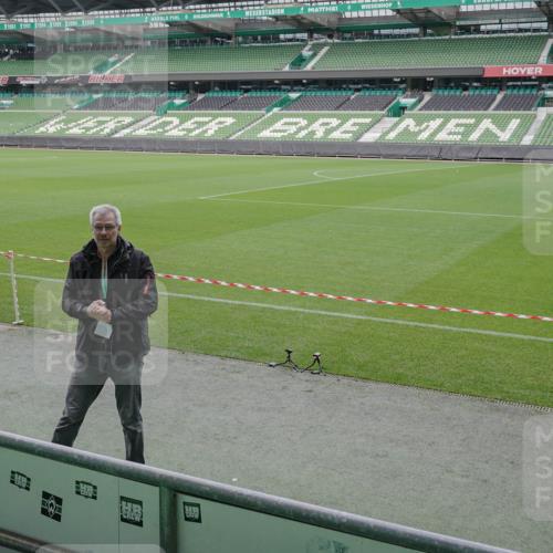 05.10.2025 - 20. swb-Marathon Bremen Michael Burmester http://msf.ph/oto/9262621 05.10.2025 11:30:17 Laufen im Stadion  meine-sportfotos.de