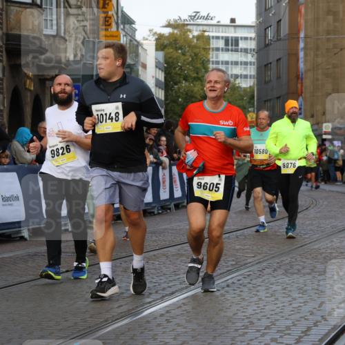05.10.2025 - 20. swb-Marathon Bremen Strokosch-Dieckow http://msf.ph/oto/9262627 05.10.2025 11:06:48 Ziel 8574, 9321, 9605, 9826, 9942, 9976, 10001, 10148, 10168, 10498, 10580, 10747, 10748, 10937, 11355, 11389, 11414, 11497, 11565 meine-sportfotos.de
