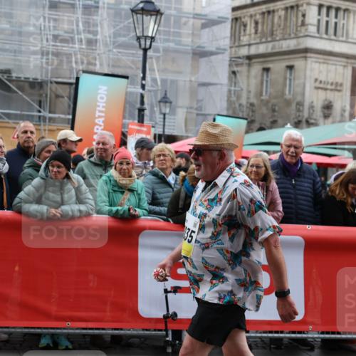 05.10.2025 - 20. swb-Marathon Bremen Yannick Fuchs http://msf.ph/oto/9262629 05.10.2025 11:22:37 Ziel 9513 meine-sportfotos.de