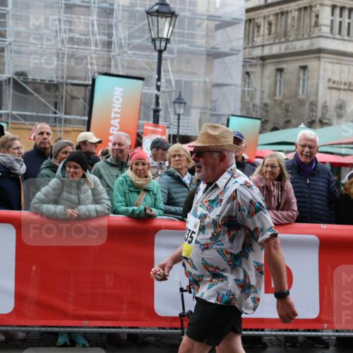 05.10.2025 - 20. swb-Marathon Bremen Yannick Fuchs http://msf.ph/oto/9262639 05.10.2025 11:22:37 Ziel 9513 meine-sportfotos.de