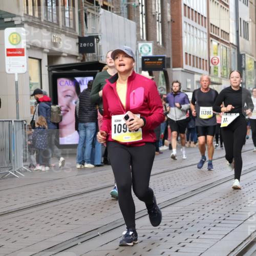 05.10.2025 - 20. swb-Marathon Bremen Strokosch-Dieckow http://msf.ph/oto/9262643 05.10.2025 11:02:52 Ziel 9224, 9225, 9229, 9246, 9300, 9325, 9593, 9661, 9662, 9893, 10142, 10185, 10405, 10471, 10777, 10876, 10926, 10963, 10996, 11103, 11124, 11376, 11390, 11467, 11502, 11508, 11509, 11682, 9224, 9225, 9229, 9246, 9300, 9325, 9593, 9661, 9662, 9893, 10142, 10185, 10405, 10471, 10777, 10876, 10926, 10963, 10996, 11103, 11124, 11376, 11390, 11467, 11502, 11508, 11509, 11682 meine-sportfotos.de