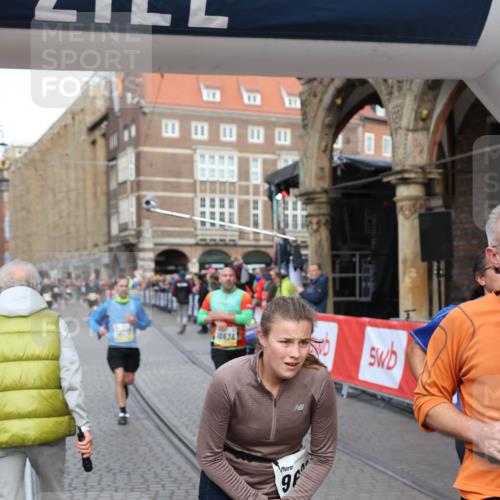 05.10.2025 - 20. swb-Marathon Bremen Yannick Fuchs http://msf.ph/oto/9262658 05.10.2025 10:49:41 Ziel 9233, 9626, 9627, 10381, 10636, 10712, 10888, 11487, 11579 meine-sportfotos.de