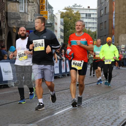 05.10.2025 - 20. swb-Marathon Bremen Strokosch-Dieckow http://msf.ph/oto/9262669 05.10.2025 11:06:48 Ziel 8574, 9321, 9605, 9826, 9942, 9976, 10001, 10148, 10168, 10498, 10580, 10747, 10748, 10937, 11355, 11389, 11414, 11497, 11565 meine-sportfotos.de