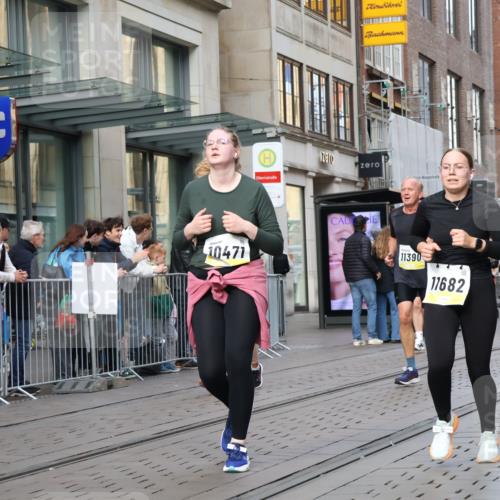 05.10.2025 - 20. swb-Marathon Bremen Strokosch-Dieckow http://msf.ph/oto/9262701 05.10.2025 11:02:54 Ziel 7776, 9224, 9225, 9229, 9246, 9300, 9308, 9325, 9593, 9661, 9662, 9893, 10142, 10185, 10405, 10446, 10471, 10777, 10926, 10963, 10995, 10996, 11103, 11124, 11236, 11376, 11390, 11467, 11502, 11508, 11509, 11682, 7776, 9224, 9225, 9229, 9246, 9300, 9308, 9325, 9593, 9661, 9662, 9893, 10142, 10185, 10405, 10446, 10471, 10777, 10926, 10963, 10995, 10996, 11103, 11124, 11236, 11376, 11390, 11467, 11502, 11508, 11509, 11682 meine-sportfotos.de