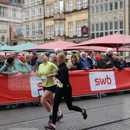 05.10.2025 - 20. swb-Marathon Bremen Yannick Fuchs http://msf.ph/oto/9262710 05.10.2025 11:22:48 Ziel 9445, 9857, 10035 meine-sportfotos.de