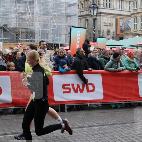 05.10.2025 - 20. swb-Marathon Bremen Yannick Fuchs http://msf.ph/oto/9262746 05.10.2025 11:22:49 Ziel 9445, 9857 meine-sportfotos.de