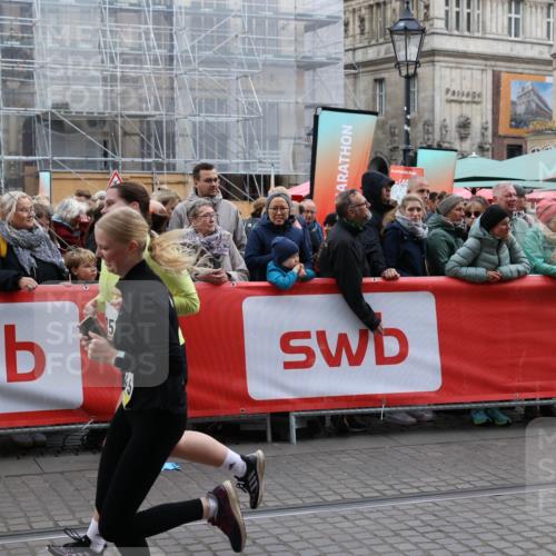 05.10.2025 - 20. swb-Marathon Bremen Yannick Fuchs http://msf.ph/oto/9262754 05.10.2025 11:22:49 Ziel 9445, 9857 meine-sportfotos.de
