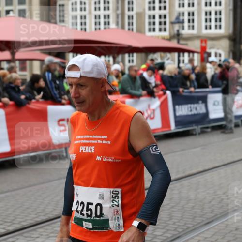 05.10.2025 - 20. swb-Marathon Bremen Yannick Fuchs http://msf.ph/oto/9262770 05.10.2025 11:22:52 Ziel 9445, 9857 meine-sportfotos.de