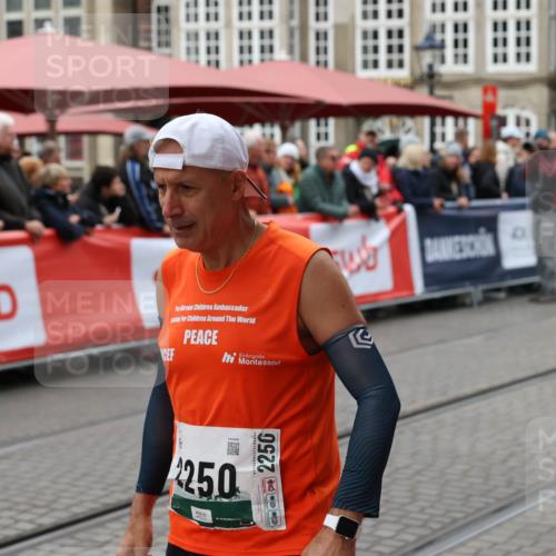 05.10.2025 - 20. swb-Marathon Bremen Yannick Fuchs http://msf.ph/oto/9262779 05.10.2025 11:22:52 Ziel 9445, 9857 meine-sportfotos.de