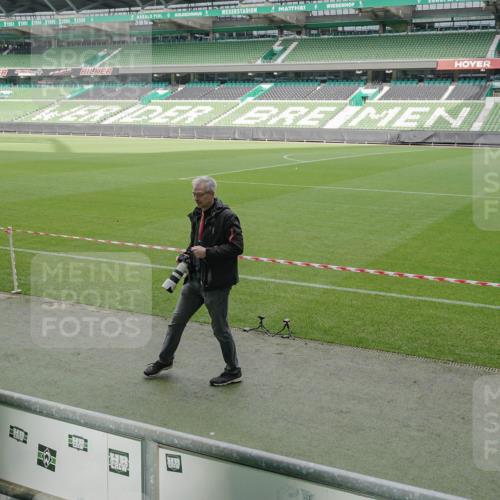 05.10.2025 - 20. swb-Marathon Bremen Michael Burmester http://msf.ph/oto/9262780 05.10.2025 11:38:38 Laufen im Stadion  meine-sportfotos.de