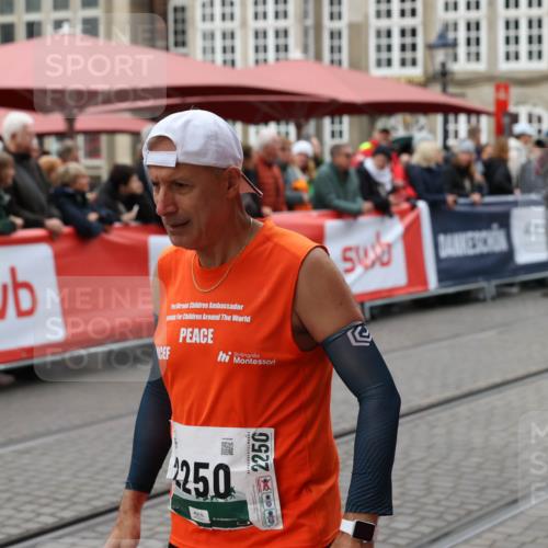 05.10.2025 - 20. swb-Marathon Bremen Yannick Fuchs http://msf.ph/oto/9262786 05.10.2025 11:22:52 Ziel 9445, 9857 meine-sportfotos.de