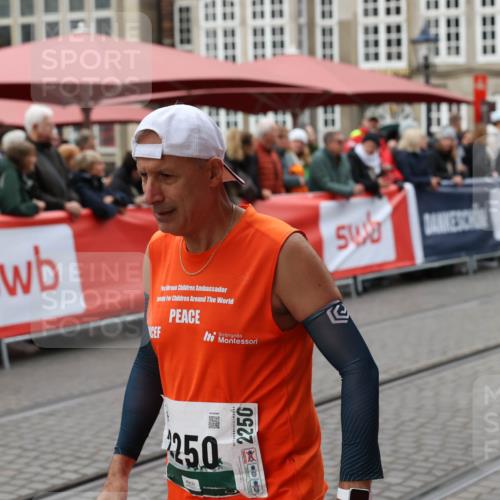 05.10.2025 - 20. swb-Marathon Bremen Yannick Fuchs http://msf.ph/oto/9262795 05.10.2025 11:22:52 Ziel 9445, 9857 meine-sportfotos.de