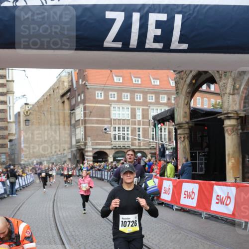 05.10.2025 - 20. swb-Marathon Bremen Yannick Fuchs http://msf.ph/oto/9262828 05.10.2025 10:49:49 Ziel 9452, 10170, 10636, 10712, 10726, 10873, 11692 meine-sportfotos.de