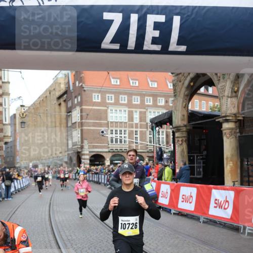 05.10.2025 - 20. swb-Marathon Bremen Yannick Fuchs http://msf.ph/oto/9262835 05.10.2025 10:49:49 Ziel 9452, 10170, 10636, 10712, 10726, 10873, 11692 meine-sportfotos.de