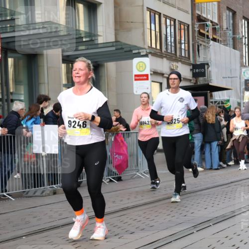 05.10.2025 - 20. swb-Marathon Bremen Strokosch-Dieckow http://msf.ph/oto/9262856 05.10.2025 11:02:59 Ziel 7776, 9224, 9225, 9246, 9300, 9308, 9325, 9498, 9593, 9850, 10142, 10185, 10405, 10446, 10471, 10926, 10963, 10995, 10996, 11103, 11124, 11150, 11236, 11390, 11467, 11502, 11508, 11509, 11682, 7776, 9224, 9225, 9246, 9300, 9308, 9325, 9498, 9593, 9850, 10142, 10185, 10405, 10446, 10471, 10926, 10963, 10995, 10996, 11103, 11124, 11150, 11236, 11390, 11467, 11502, 11508, 11509, 11682 meine-sportfotos.de