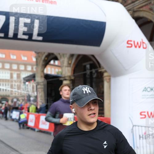 05.10.2025 - 20. swb-Marathon Bremen Yannick Fuchs http://msf.ph/oto/9262871 05.10.2025 10:49:50 Ziel 9452, 10170, 10726, 10873, 11692 meine-sportfotos.de