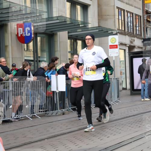 05.10.2025 - 20. swb-Marathon Bremen Strokosch-Dieckow http://msf.ph/oto/9262884 05.10.2025 11:03:00 Ziel 7776, 9224, 9225, 9246, 9300, 9308, 9325, 9486, 9498, 9593, 9850, 10142, 10405, 10446, 10471, 10926, 10963, 10995, 10996, 11103, 11124, 11150, 11236, 11390, 11467, 11502, 11508, 11509, 11682, 7776, 9224, 9225, 9246, 9300, 9308, 9325, 9486, 9498, 9593, 9850, 10142, 10405, 10446, 10471, 10926, 10963, 10995, 10996, 11103, 11124, 11150, 11236, 11390, 11467, 11502, 11508, 11509, 11682 meine-sportfotos.de