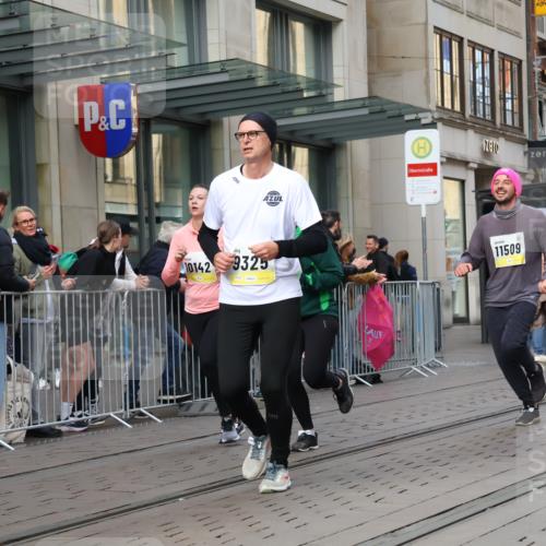 05.10.2025 - 20. swb-Marathon Bremen Strokosch-Dieckow http://msf.ph/oto/9262895 05.10.2025 11:03:01 Ziel 7199, 7776, 9224, 9225, 9246, 9300, 9308, 9325, 9486, 9498, 9850, 10142, 10405, 10446, 10471, 10926, 10963, 10995, 10996, 11103, 11124, 11150, 11236, 11390, 11467, 11502, 11508, 11509, 11682, 7199, 7776, 9224, 9225, 9246, 9300, 9308, 9325, 9486, 9498, 9850, 10142, 10405, 10446, 10471, 10926, 10963, 10995, 10996, 11103, 11124, 11150, 11236, 11390, 11467, 11502, 11508, 11509, 11682 meine-sportfotos.de