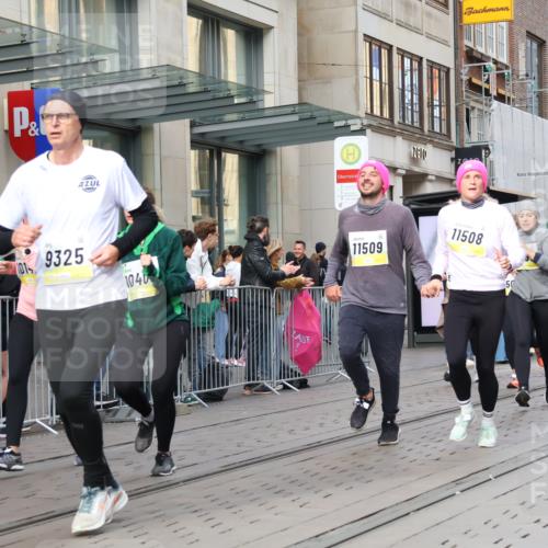 05.10.2025 - 20. swb-Marathon Bremen Strokosch-Dieckow http://msf.ph/oto/9262905 05.10.2025 11:03:01 Ziel 7199, 7776, 9224, 9225, 9246, 9300, 9308, 9325, 9486, 9498, 9850, 10142, 10405, 10446, 10471, 10926, 10963, 10995, 10996, 11103, 11124, 11150, 11236, 11390, 11467, 11502, 11508, 11509, 11682, 7199, 7776, 9224, 9225, 9246, 9300, 9308, 9325, 9486, 9498, 9850, 10142, 10405, 10446, 10471, 10926, 10963, 10995, 10996, 11103, 11124, 11150, 11236, 11390, 11467, 11502, 11508, 11509, 11682 meine-sportfotos.de