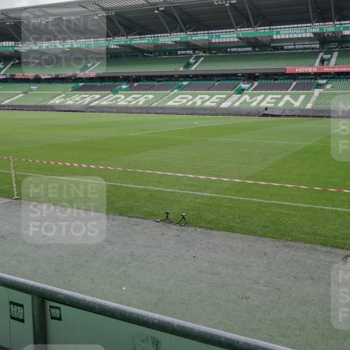 05.10.2025 - 20. swb-Marathon Bremen Michael Burmester http://msf.ph/oto/9262909 05.10.2025 11:48:05 Laufen im Stadion  meine-sportfotos.de