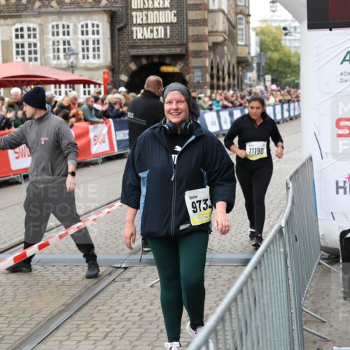 05.10.2025 - 20. swb-Marathon Bremen Yannick Fuchs http://msf.ph/oto/9263017 05.10.2025 11:24:27 Ziel 9733, 11190 meine-sportfotos.de