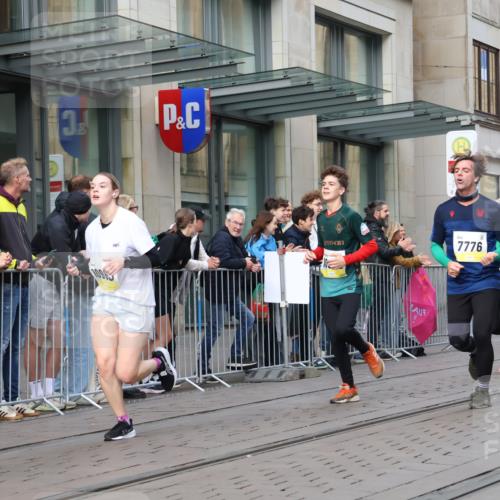 05.10.2025 - 20. swb-Marathon Bremen Strokosch-Dieckow http://msf.ph/oto/9263071 05.10.2025 11:03:08 Ziel 7199, 7776, 9224, 9225, 9246, 9308, 9325, 9486, 9498, 9850, 9940, 10142, 10213, 10405, 10446, 10478, 10711, 10713, 10963, 10995, 11103, 11124, 11150, 11236, 11467, 11502, 11508, 11509, 11522, 7199, 7776, 9224, 9225, 9246, 9308, 9325, 9486, 9498, 9850, 9940, 10142, 10213, 10405, 10446, 10478, 10711, 10713, 10963, 10995, 11103, 11124, 11150, 11236, 11467, 11502, 11508, 11509, 11522 meine-sportfotos.de