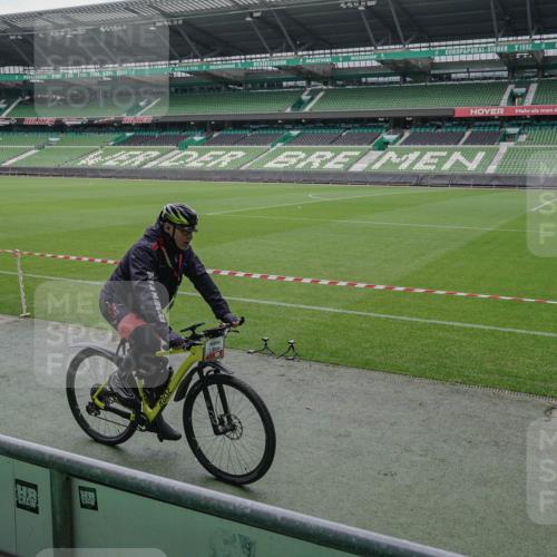 05.10.2025 - 20. swb-Marathon Bremen Michael Burmester http://msf.ph/oto/9263117 05.10.2025 11:50:30 Laufen im Stadion  meine-sportfotos.de