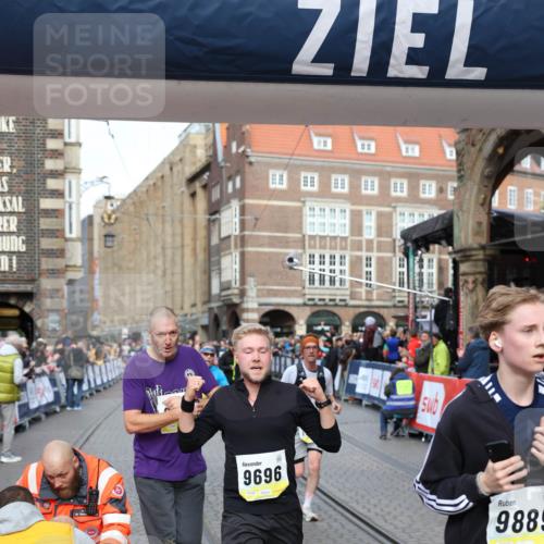 05.10.2025 - 20. swb-Marathon Bremen Yannick Fuchs http://msf.ph/oto/9263142 05.10.2025 10:49:59 Ziel 9218, 9369, 9696, 9761, 9889, 10159, 10346, 10781, 11091, 11749 meine-sportfotos.de