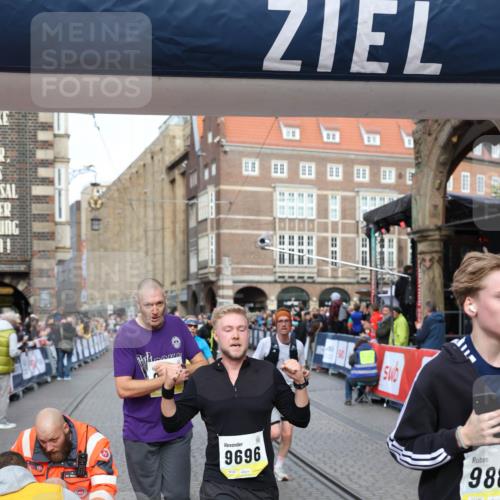 05.10.2025 - 20. swb-Marathon Bremen Yannick Fuchs http://msf.ph/oto/9263150 05.10.2025 10:49:59 Ziel 9218, 9369, 9696, 9761, 9889, 10159, 10346, 10781, 11091, 11749 meine-sportfotos.de