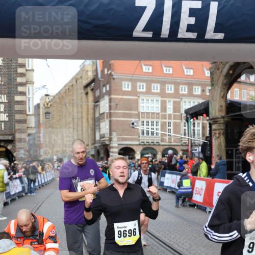05.10.2025 - 20. swb-Marathon Bremen Yannick Fuchs http://msf.ph/oto/9263162 05.10.2025 10:49:59 Ziel 9218, 9369, 9696, 9761, 9889, 10159, 10346, 10781, 11091, 11749 meine-sportfotos.de