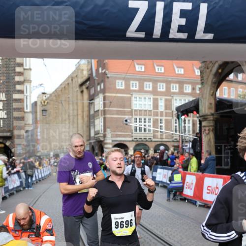05.10.2025 - 20. swb-Marathon Bremen Yannick Fuchs http://msf.ph/oto/9263171 05.10.2025 10:49:59 Ziel 9218, 9369, 9696, 9761, 9889, 10159, 10346, 10781, 11091, 11749 meine-sportfotos.de