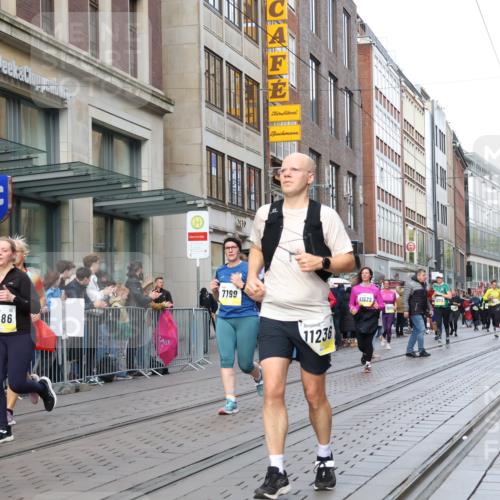 05.10.2025 - 20. swb-Marathon Bremen Strokosch-Dieckow http://msf.ph/oto/9263177 05.10.2025 11:03:12 Ziel 7199, 7776, 9224, 9225, 9308, 9315, 9486, 9498, 9850, 9940, 10213, 10297, 10405, 10446, 10478, 10603, 10604, 10711, 10713, 10963, 10995, 11103, 11124, 11150, 11236, 11467, 11502, 11508, 11509, 11522, 11589, 7199, 7776, 9224, 9225, 9308, 9315, 9486, 9498, 9850, 9940, 10213, 10297, 10405, 10446, 10478, 10603, 10604, 10711, 10713, 10963, 10995, 11103, 11124, 11150, 11236, 11467, 11502, 11508, 11509, 11522, 11589 meine-sportfotos.de