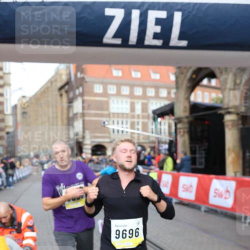 05.10.2025 - 20. swb-Marathon Bremen Yannick Fuchs http://msf.ph/oto/9263190 05.10.2025 10:49:59 Ziel 9218, 9369, 9696, 9761, 9889, 10159, 10346, 10781, 11091, 11749 meine-sportfotos.de