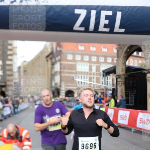05.10.2025 - 20. swb-Marathon Bremen Yannick Fuchs http://msf.ph/oto/9263195 05.10.2025 10:49:59 Ziel 9218, 9369, 9696, 9761, 9889, 10159, 10346, 10781, 11091, 11749 meine-sportfotos.de